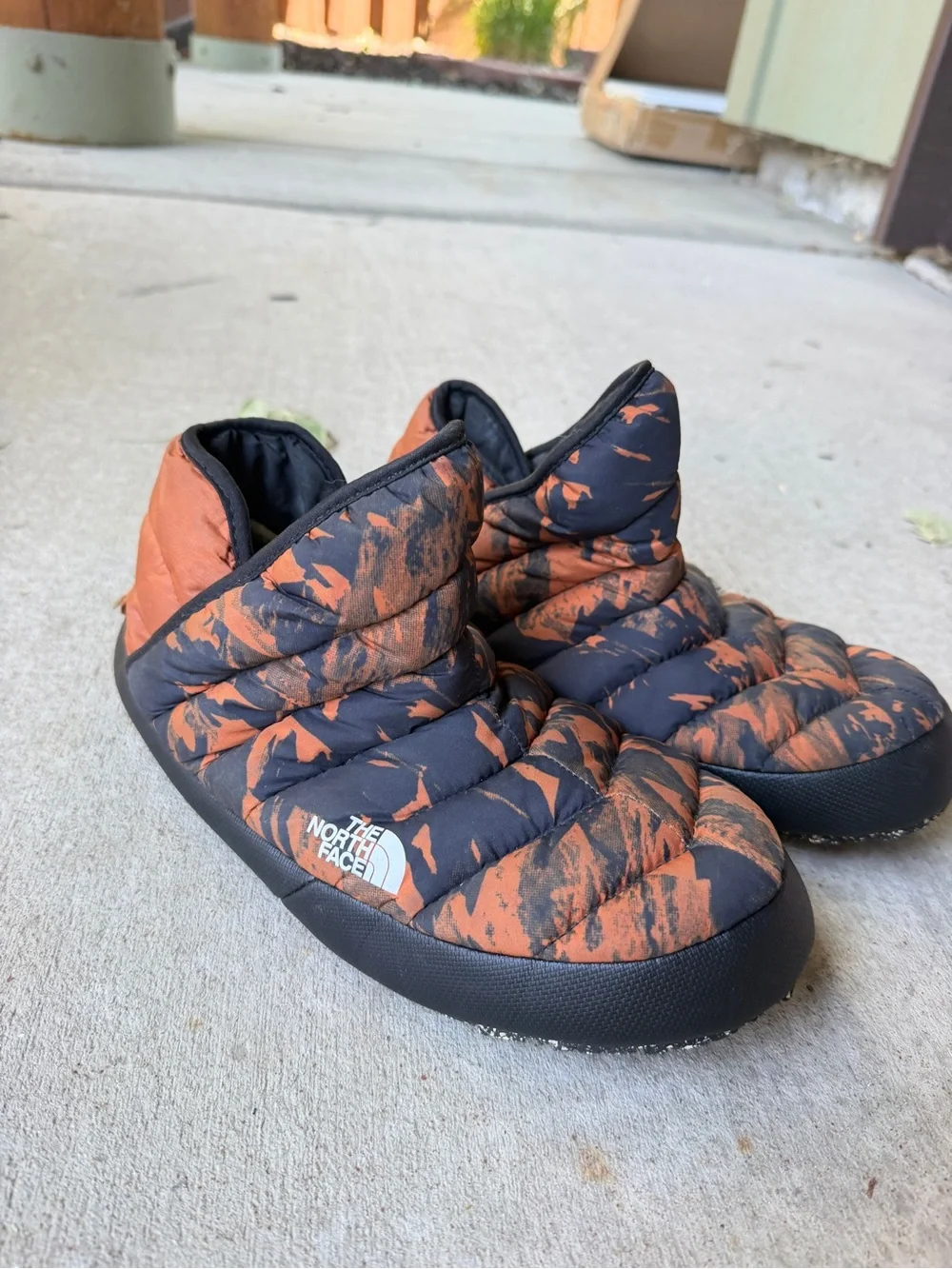 The North Face Kids Quilted Slip-On Slippers in Black & Orange
